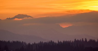 Dağ manzarası, bulutlarla kaplı dağ zirveleri. Spisz 'den Tatra Dağları manzarası. Lapszanka. Polonya.