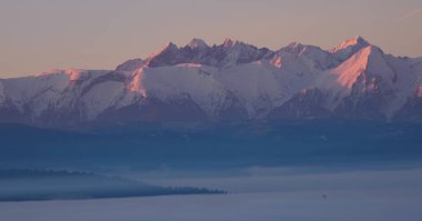 Sabahları peyzaj. Vadide sis var. Pieniny Dağları 'ndan Tatra Dağları' nın görüntüsü