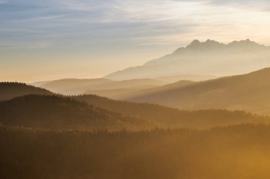 Akşam manzarası... Vadide sis var. Slovakya 'nın Pieniny Dağları' ndan Tatra Dağları manzarası.