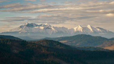 Sabahları peyzaj. Pieniny Dağları 'ndan Tatra Dağları' nın manzarası. Slovakya.