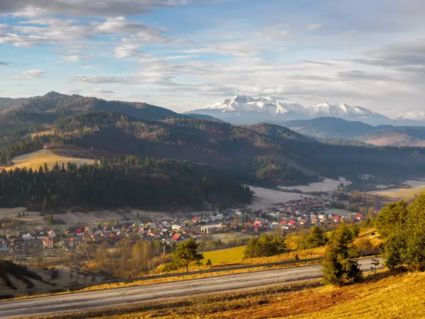 Sabahları peyzaj. Pieniny Dağları 'ndan Tatra Dağları' nın manzarası. Slovakya.