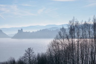 Czorsztyn. Malopolskie. Polonya. 02/16/2024. Niedzica Şatosu yükselen sabah sisiyle kaplandı. Ön planda, Czorsztynskie Gölü.