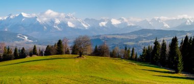 Kışın dağların manzarası. Tatra Ulusal Parkı - Czarna Gora 'dan. Spisz. Malopolskie. Polonya.