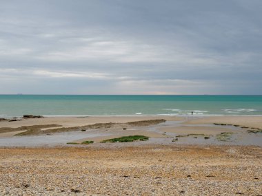 Audresselles ve Ambleteuse arasındaki deniz kıyısında. Balıkçı deniz balığı yakalıyor. Manche Kanalı 'nın suları. Fransa.