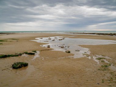 Dramatik gökyüzü manzarası. Audresselles ve Ambleteuse arasındaki deniz kıyısında. Manş Denizi 'nin suları, La Manche Kanalı. Fransa.