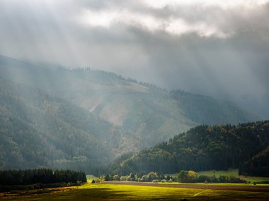 Hoczanskie Dağları manzarası. Ön planda, sürülmüş bir tarım arazisi. Zilina Bölgesi. Liptowski Tarnowiec. Slovakya.