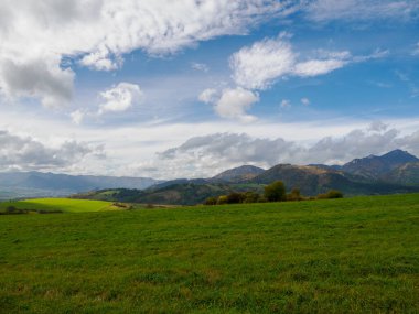 Sonbahar Dağı manzarası Hoczanskie Dağları 'ndaki Velky Choc zirvesinin manzarası. Zilina Bölgesi. Beszeniowa Slovakya.