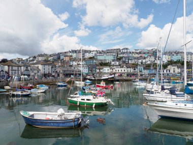 Brixham, Torbay, Devon, Güneybatı, İngiltere, Birleşik Krallık, 07.19.2023. Brixham Limanı. Güneşli bir günde küçük bir liman manzarası. Yaz. Demirlemiş yatlar ve motorlu tekneler. Yat limanının manzarası,