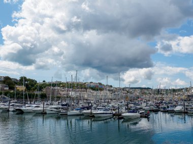 Brixham, Torbay, Devon, Güneybatı, İngiltere, Birleşik Krallık, 07.19.2023. Brixham Limanı. Deniz Burnu. Güneşli bir günde küçük bir liman manzarası. Yaz. Yat limanının manzarası,