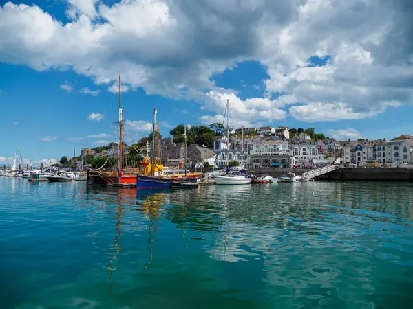 Brixham, Torbay, Devon, Güneybatı, İngiltere, Birleşik Krallık, 07.19.2023. Brixham Limanı. Deniz Burnu. Güneşli bir günde küçük bir liman manzarası. Yaz. Yat limanının manzarası,