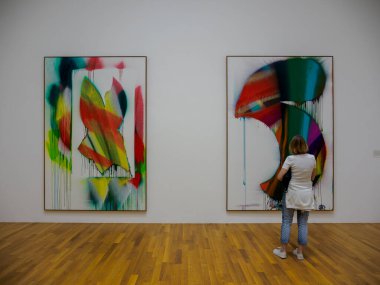 Bonn. Kuzey Ren-Vestfalya. Almanya. 07.07.2024. The Kunstmuseum Bonn 'un iç kısımları. Resimlere bakan bir kadın..