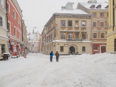 Lublin, Rynek. Lubelskie. Polonya. 12/11/2022. Bir kış fırtınası sırasında Eski Lublin Kasabası 'nda büyüleyici ve pitoresk bir cadde. Lublin 'de kış saldırısı. Taze kar altında şehir.