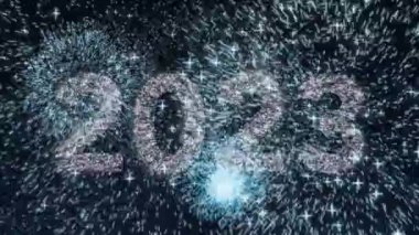 Kırmızı arka planda gümüş havai fişekli mutlu noeller. Mutlu yıllar 2023, Soyut Parıldayan Parıldayan Parıltı Kartı. Benzersiz yazı tipi.