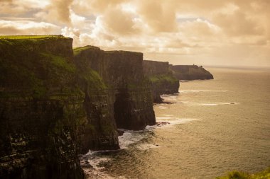 Moher Kayalıkları, İrlanda 'da Atlantik Okyanusu' ndaki uçurum.
