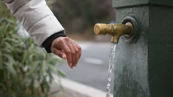 Hände Mit Wasser Waschen Fließendes Wasser Öffentlicher Brunnen Freien — Stockvideo