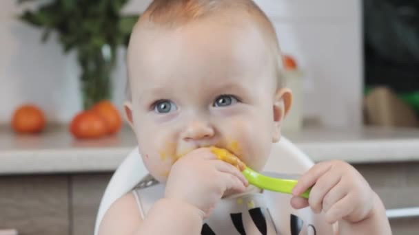 Retrato Comendo Bebê Casa Comida Saudável Hora Almoço — Vídeo de Stock