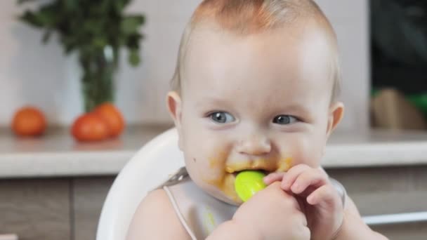 Portrét Pojídající Dítě Doma Zdravé Jídlo Čas Oběda — Stock video