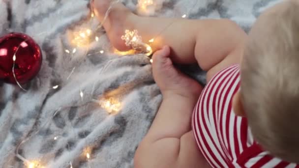 Очаровательный Ребенок Играет Рождественскими Огнями — стоковое видео