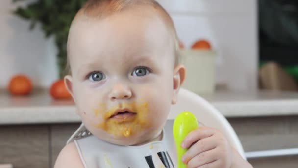 Portretul Mănâncă Bebeluș Acasă Mâncare Sănătoasă Timp Prânz — Videoclip de stoc