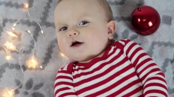 Urocze Dziecko Bawiące Się Lampkami Świątecznymi — Wideo stockowe