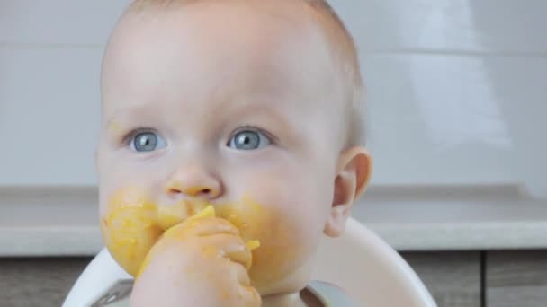 Potret Makan Bayi Rumah Makanan Sehat Waktu Makan Siang — Stok Video