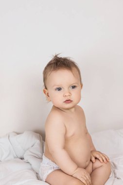 Bebek bezi içinde beyaz bir battaniyenin üzerinde. Yüksek kalite fotoğraf