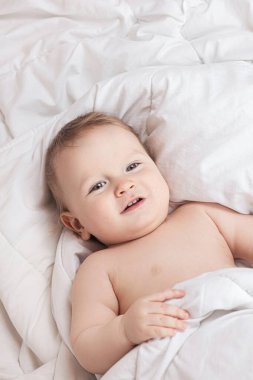 Bebek bezi içinde beyaz bir battaniyenin üzerinde. Yüksek kalite fotoğraf