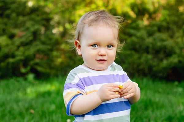 Ano Idade Feliz Loiro Alemão Bebê Menino Camisa Branca Jogando — Fotografia de Stock