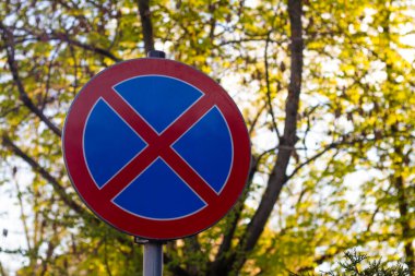 Bulanık arka planda park levhası yok. Park yeri tabelası yok. Yüksek kalite fotoğraf