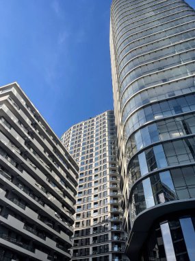 Mavi arkaplanı olan modern bir gökdelen. Yüksek kalite fotoğraf