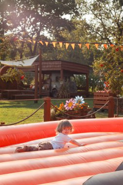 Toddler Trambolinde Atlıyor. Yüksek kalite fotoğraf