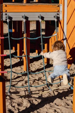 Oyun parkında halat ağıyla yürüyen bebek. Yüksek kalite fotoğraf