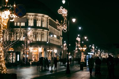 Gece Varşova Panoraması - Nowy Swiat caddesinin Noel süslemeleri manzarası. Yüksek kalite fotoğraf