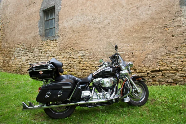 Motocicleta Aparcada Cerca Del Antiguo Edificio Ladrillo —  Fotos de Stock