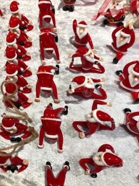 Amsterdam, Hollanda - 17 Aralık 2022: Noel Baba Amsterdam 'daki geleneksel Noel Fuarı' nda figürleri