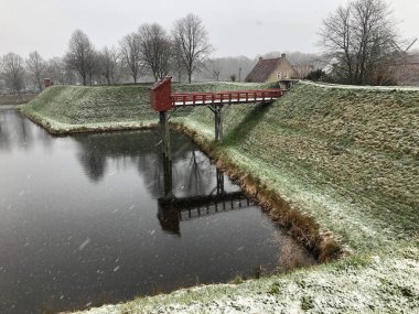 Hollanda 'da kışın kanalın üzerinde iskele