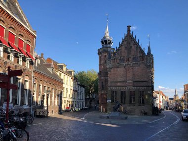 Hollanda, güneşli bir günde eski bir kasaba