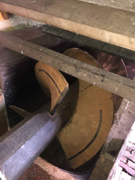 Hollanda 'daki eski yel değirmeninin motoru