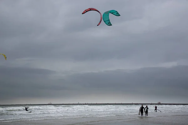 Pessoas Fazem Windsurf Mar — Fotografia de Stock