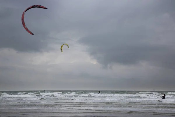 Lidé Dělají Windsurfing Moři — Stock fotografie