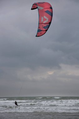 İnsan denizde rüzgar sörfü yapar.