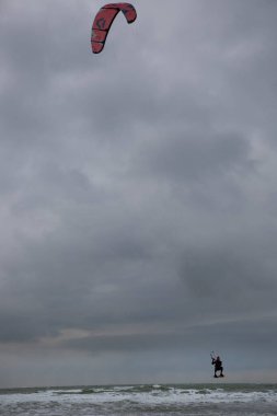 İnsan denizde rüzgar sörfü yapar.