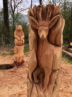 Tahta hayvan heykelleri parkta