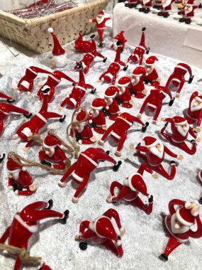 Amsterdam, Hollanda - 17 Aralık 2022: Noel Baba Amsterdam 'daki geleneksel Noel Fuarı' nda figürleri