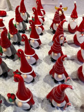 Amsterdam, Hollanda - 17 Aralık 2022: Noel Baba Amsterdam 'daki geleneksel Noel Fuarı' nda figürleri