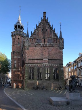 Hollanda, güneşli bir günde eski bir kasaba