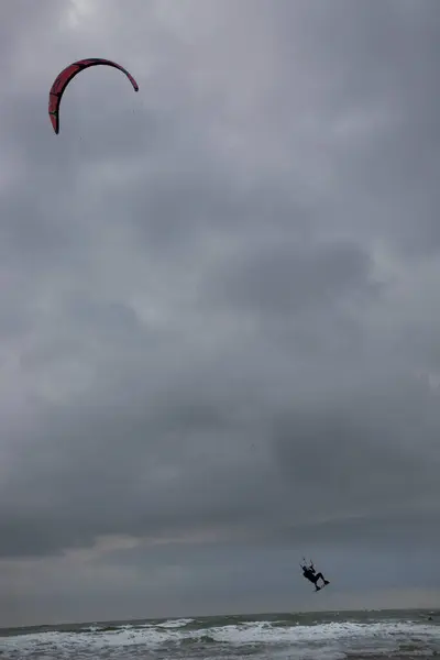 Lidé Dělají Kitesurfing Moři — Stock fotografie