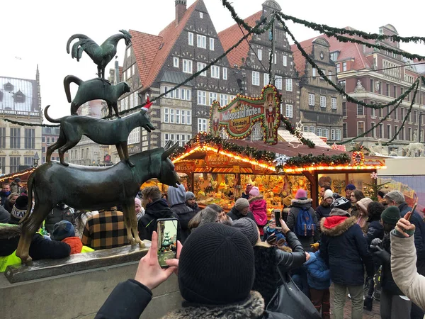 Amsterdam, Hollanda - 17 Aralık 2022: Bremen Müzisyen Hayvanları Heykeli Amsterdam 'da geleneksel Noel Fuarı