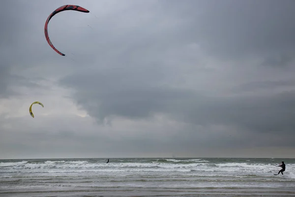 Pessoas Fazem Windsurf Mar — Fotografia de Stock