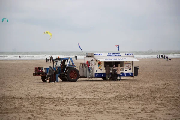 Soğuk Bir Günde Deniz Kıyısında Fast Food Römorku Olan Traktör — Stok fotoğraf